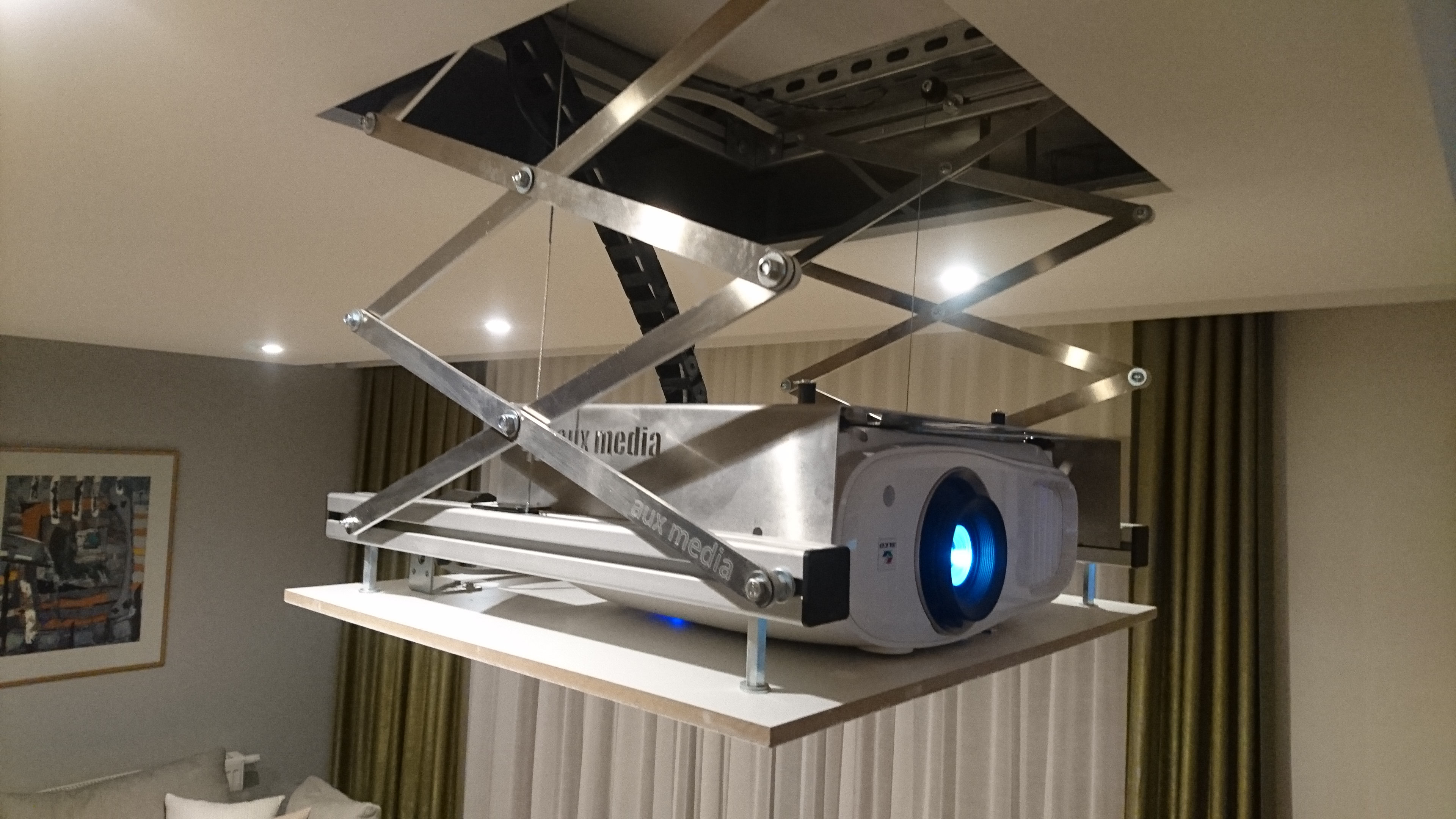 Projektor ukryty w suficie dzięki windzie Aux Media
