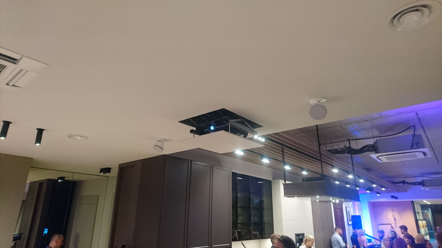 Winda do projektora Aux Media - showroom Wrocław