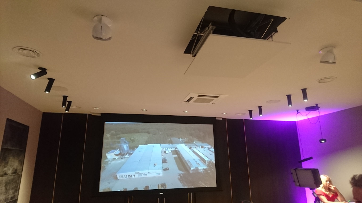 Winda do projektora Aux Media - showroom