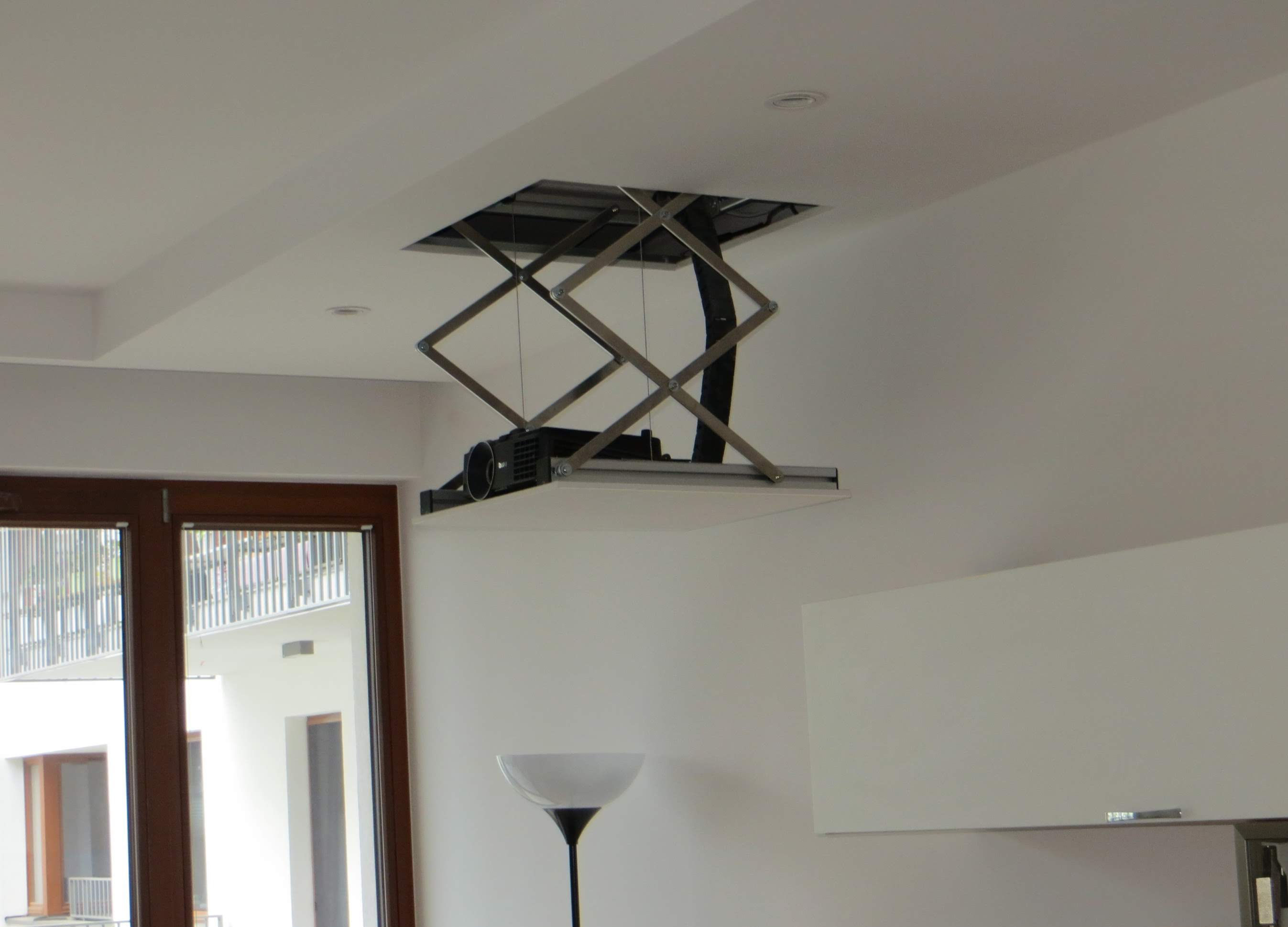 Schowany projektor w suficie na windzie Aux Media